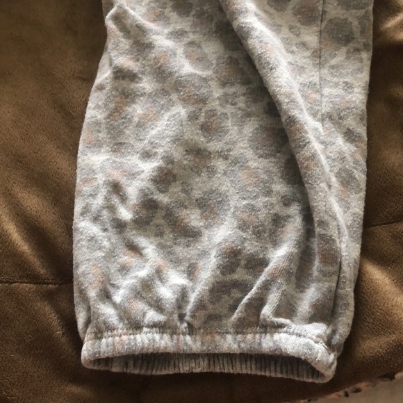 Colsie Gray Leopard Print Pajama Set - Picture 6 of 6